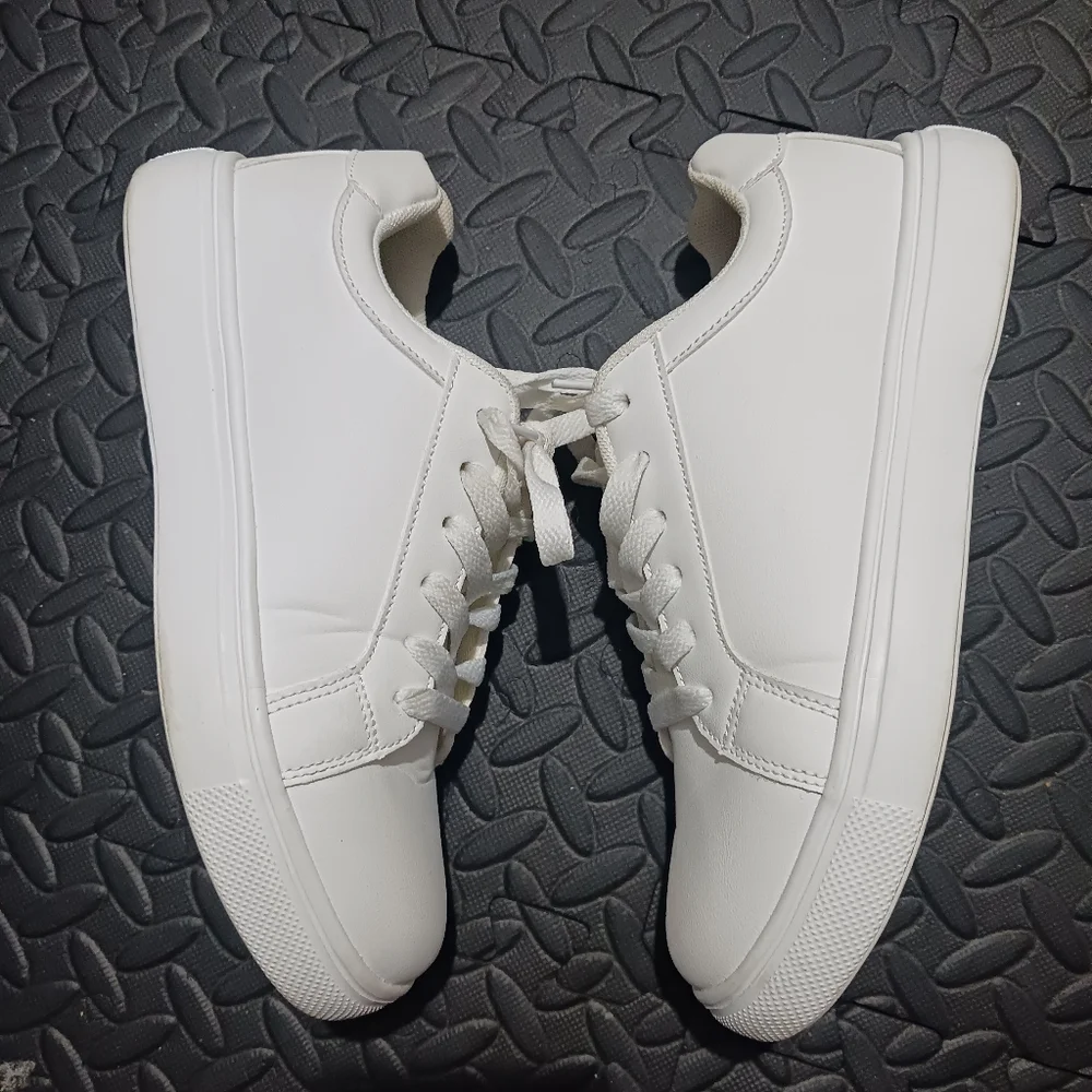 Women White Round Toe Basic Sneakers